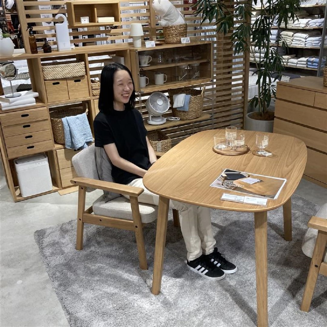 木製テーブル