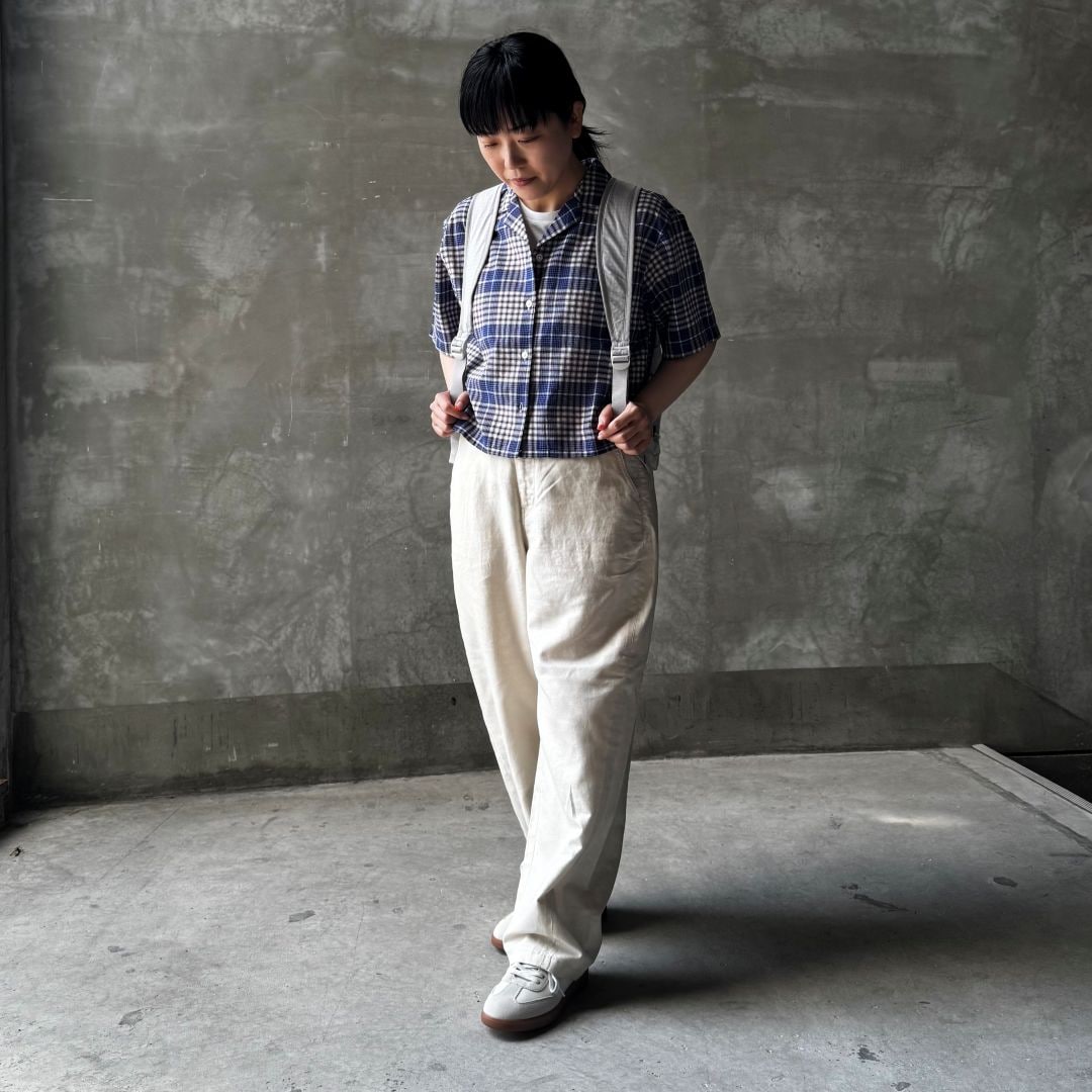 マドラスチェックのシャツを着た女性の画像