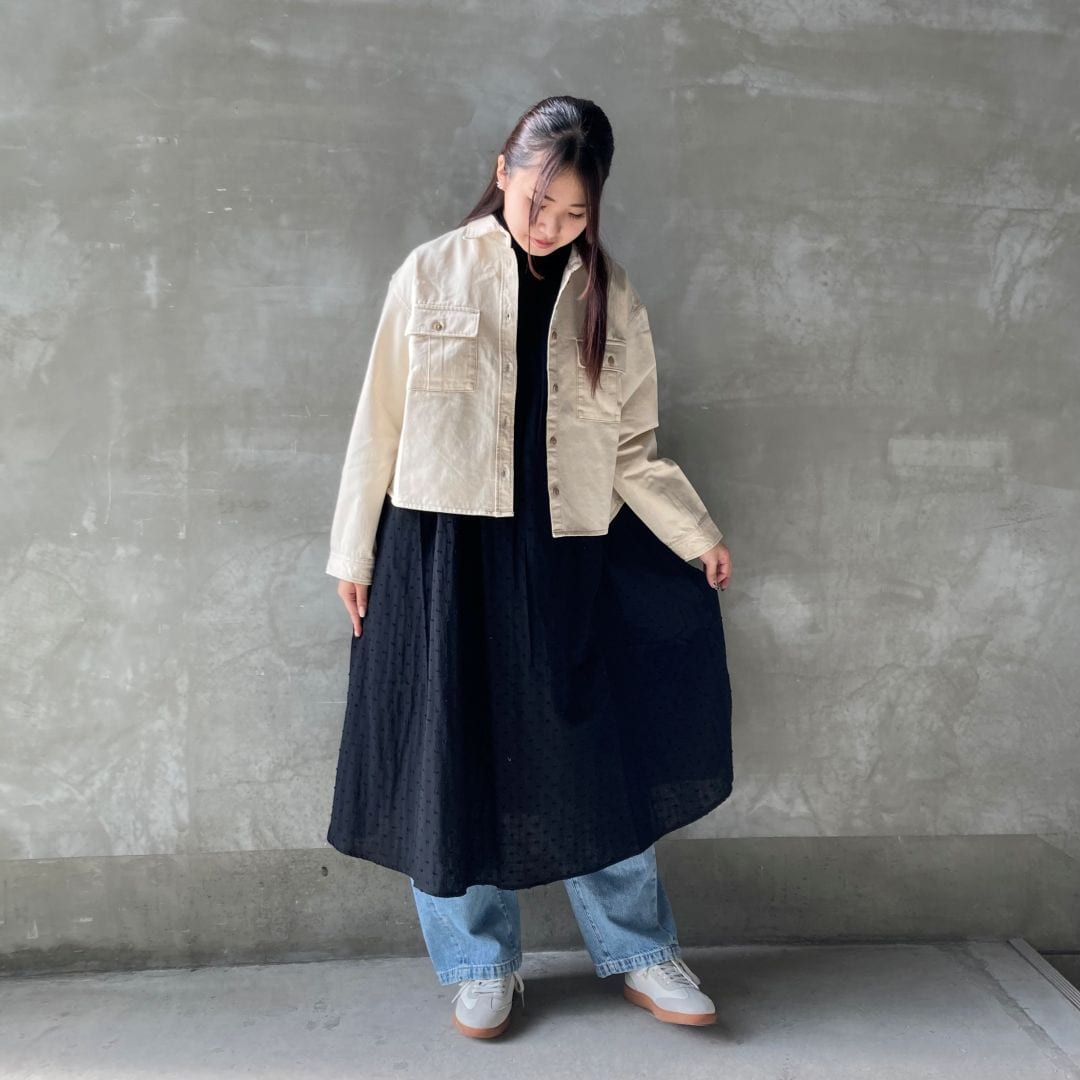 ワンピースを着た女性の正面画像