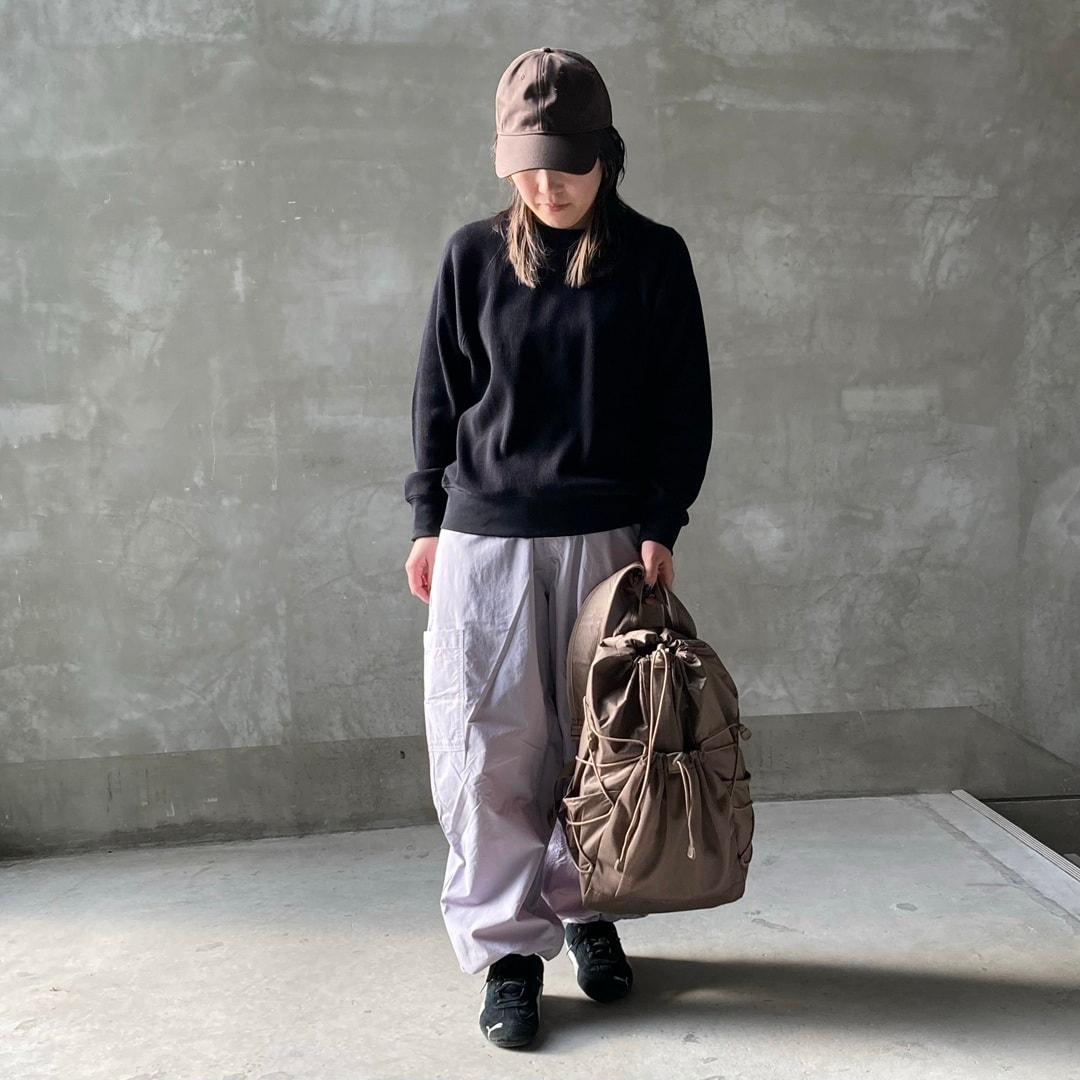 ラベンダーのパンツをはいた女性の正面画像