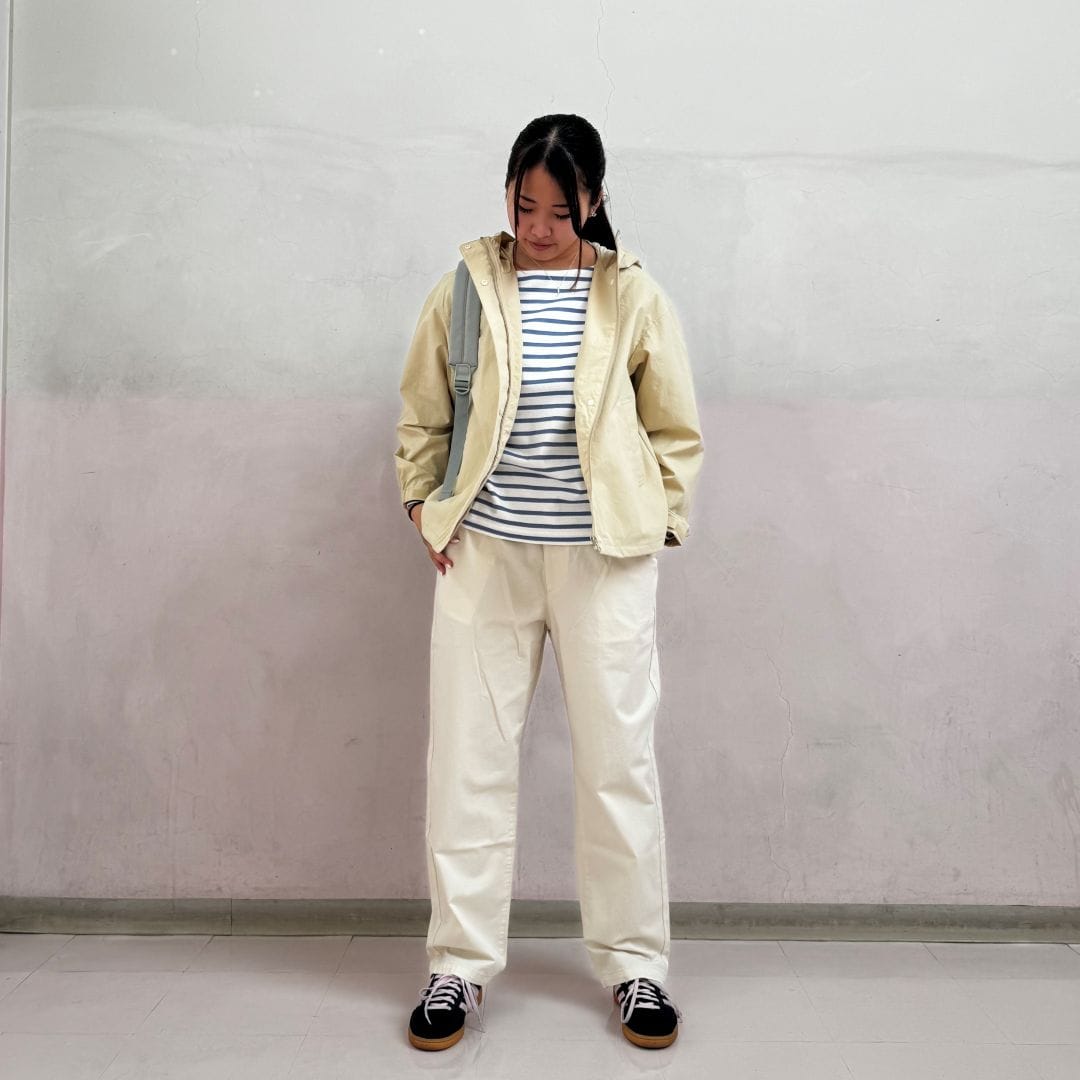 アイボリーのパーカージャケットを着た女性の正面画像