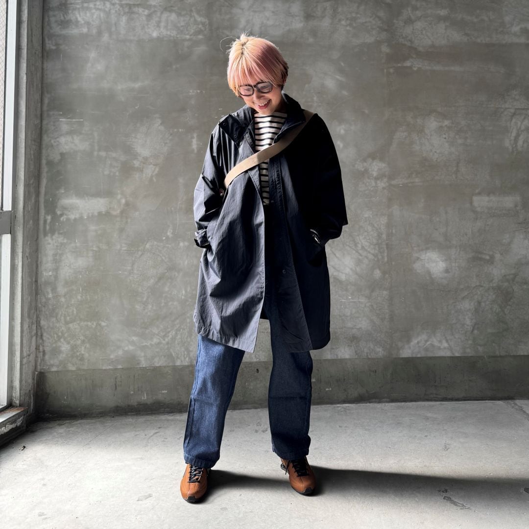 フードコートを着た女性の画像