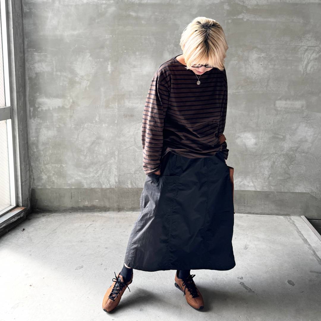 黒いスカートをはいた女性の正面画像