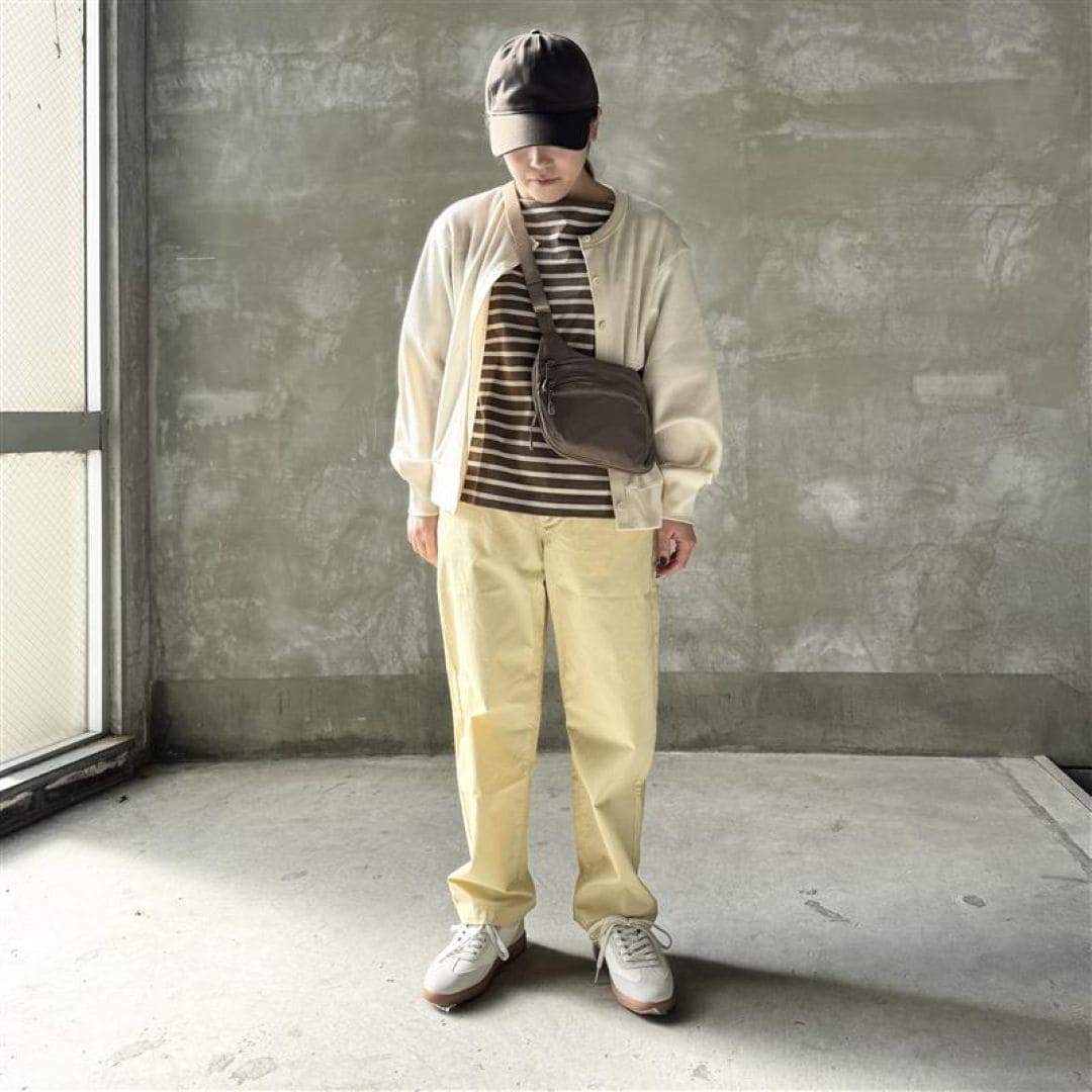 黄色のパンツをはいた女性の正面画像