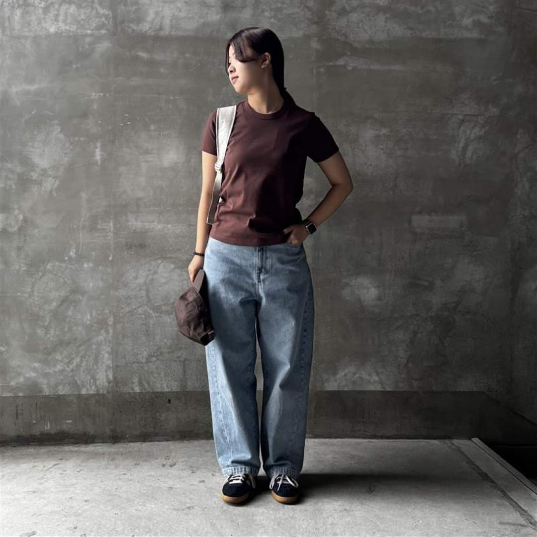 ブラウンのカットソーを着た女性の正面画像