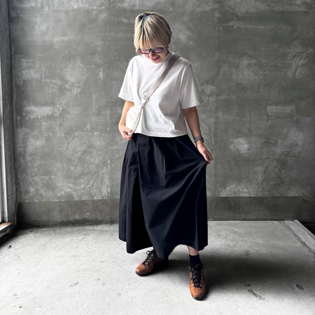 白いＴシャツを着た女性の画像