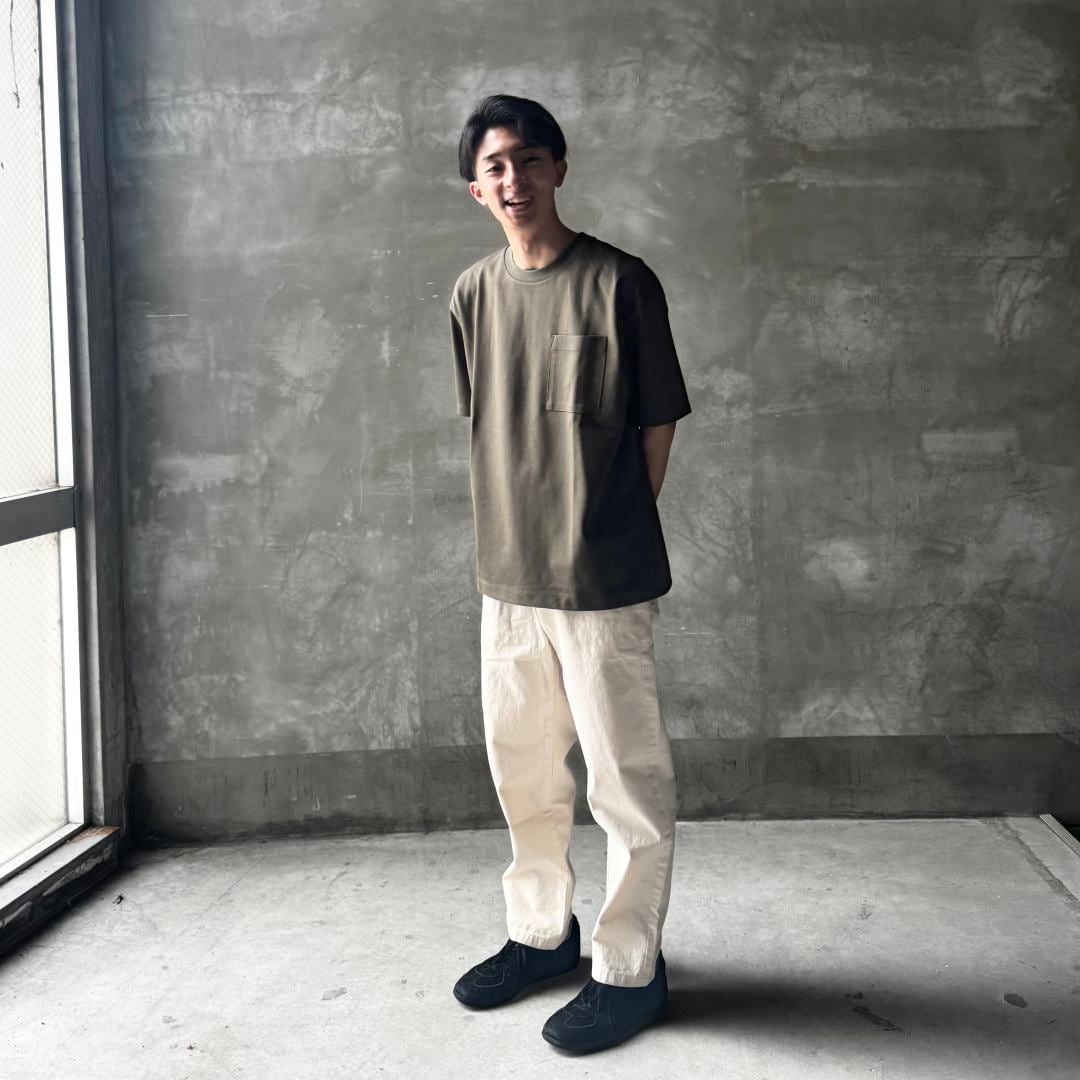 グリーンのTシャツを着た男性の画像