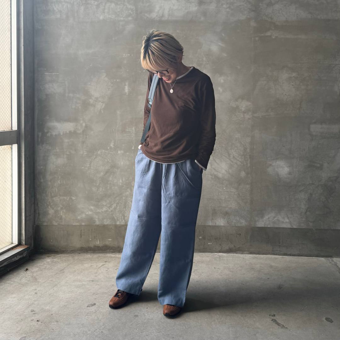 ブルーのパンツをはいた女性の画像