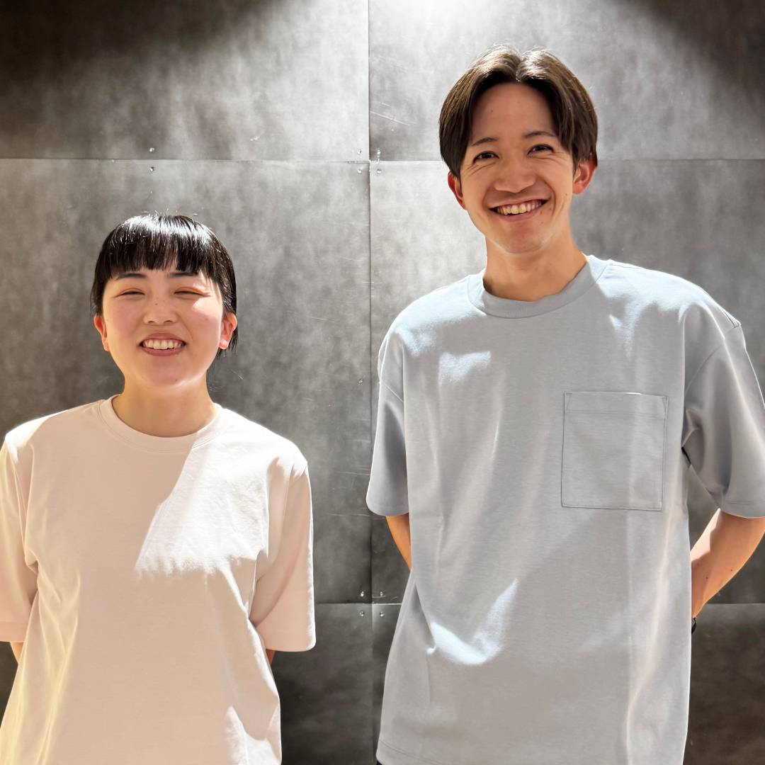 Tシャツを着た男女の画像