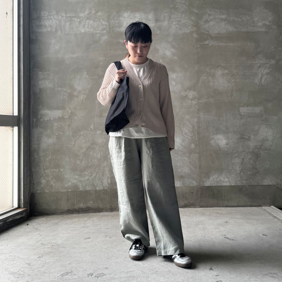 ベージュのカーディガンを着た女性の画像