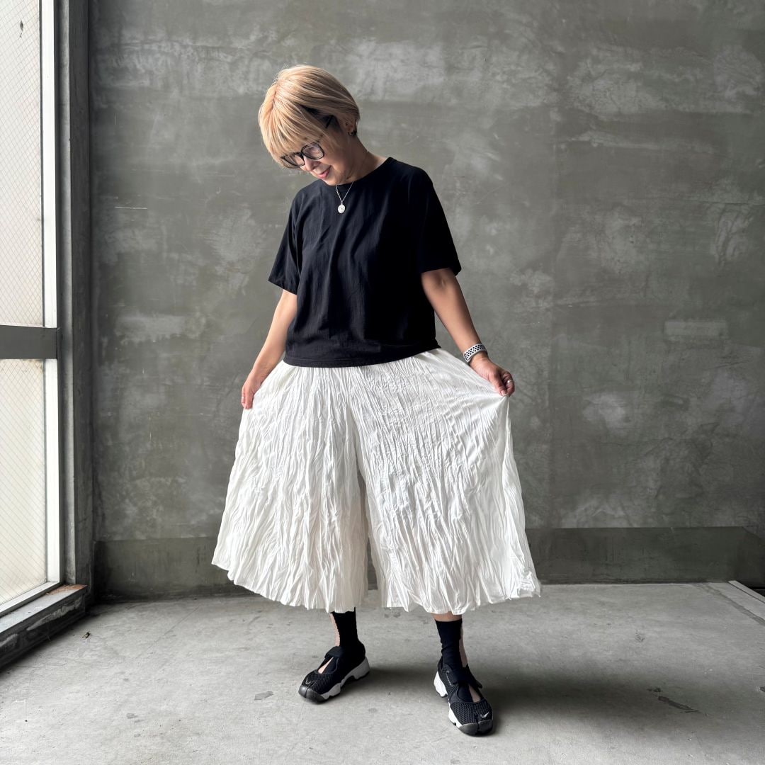 白いボトムスをはいた女性の正面画像