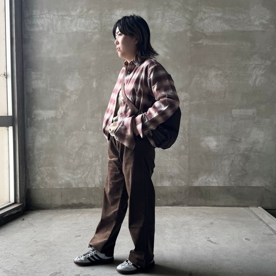 チェックのシャツを着た女性の画像1