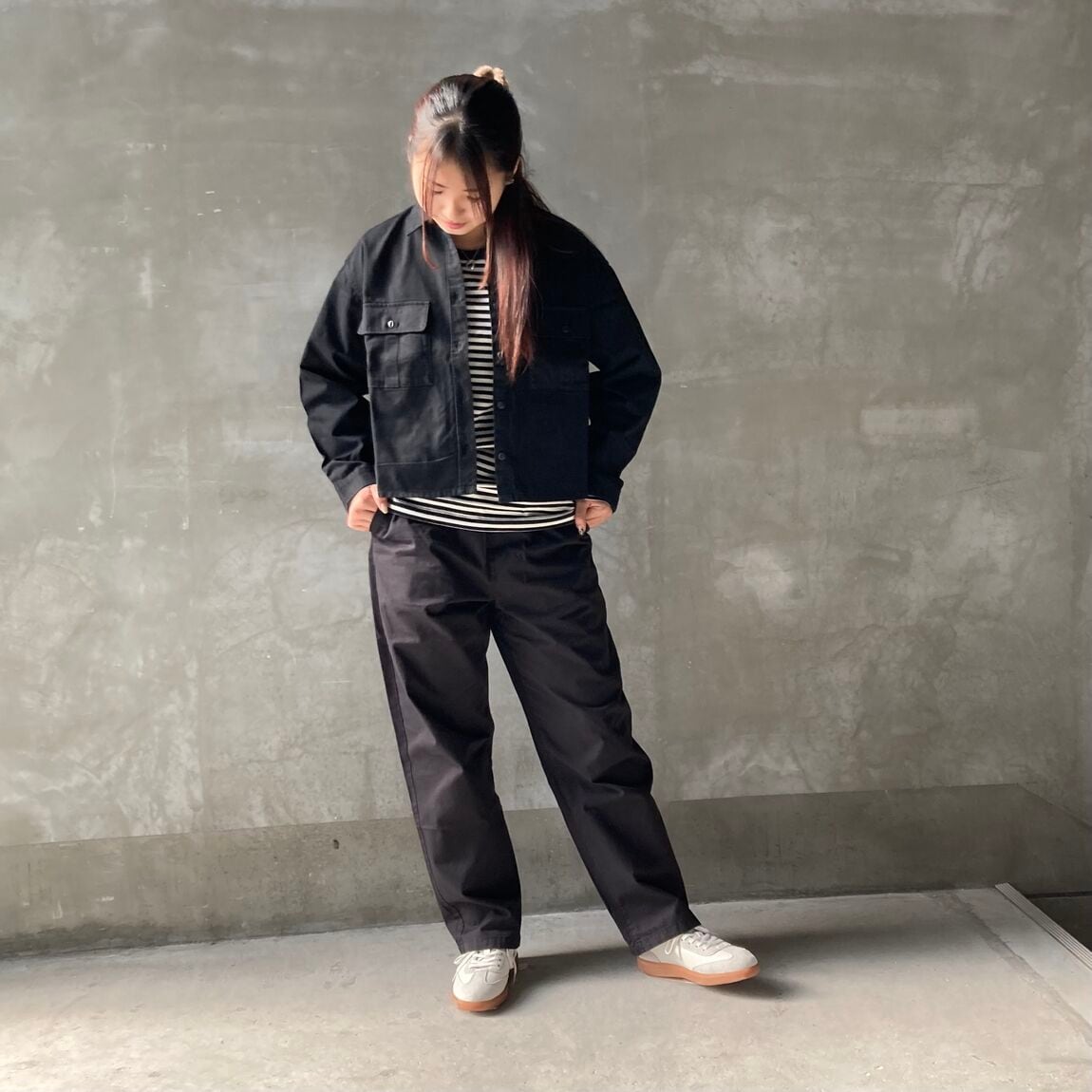 パンツ姿の女性の写真