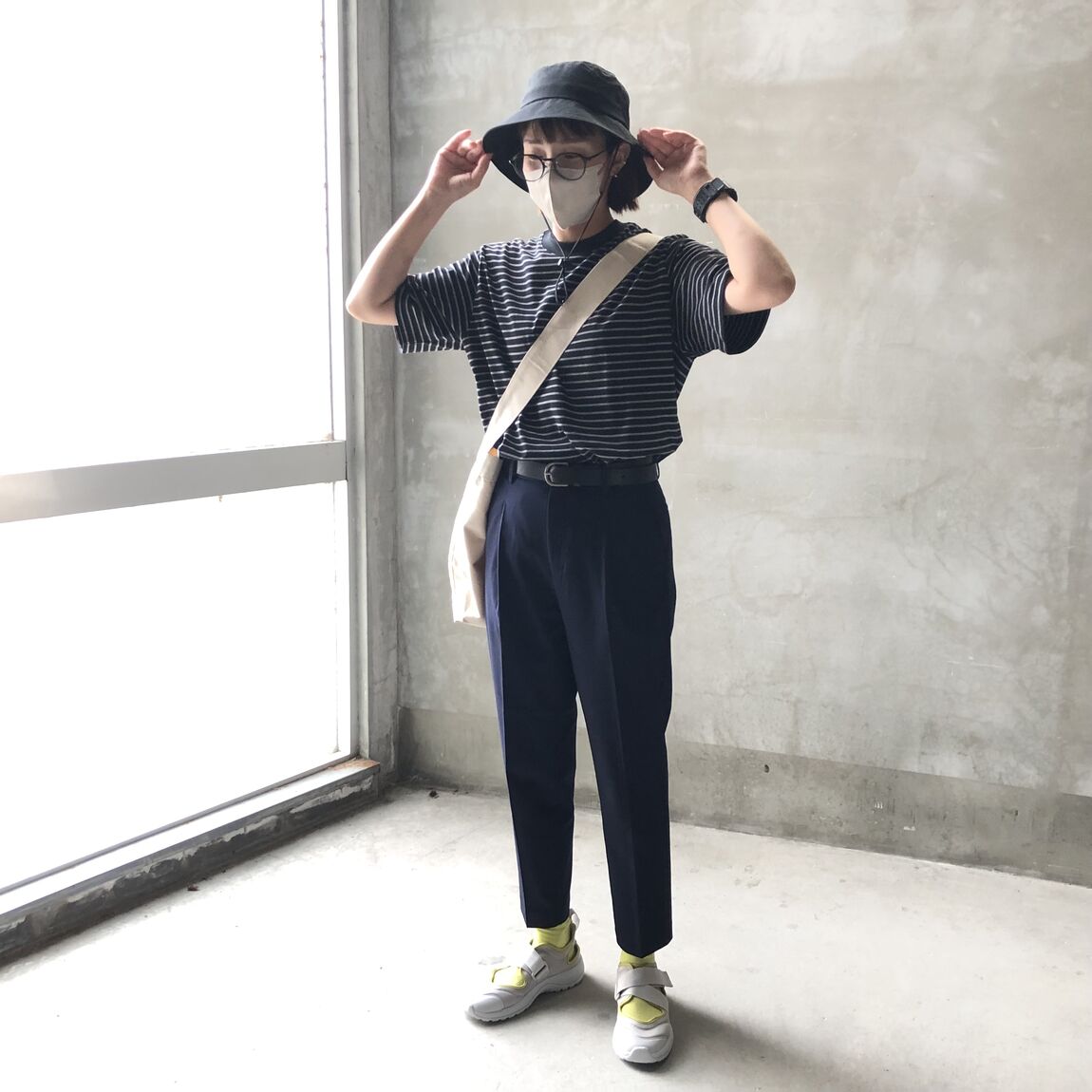 ハットをかぶったＴシャツを着用した女性スタッフの写真