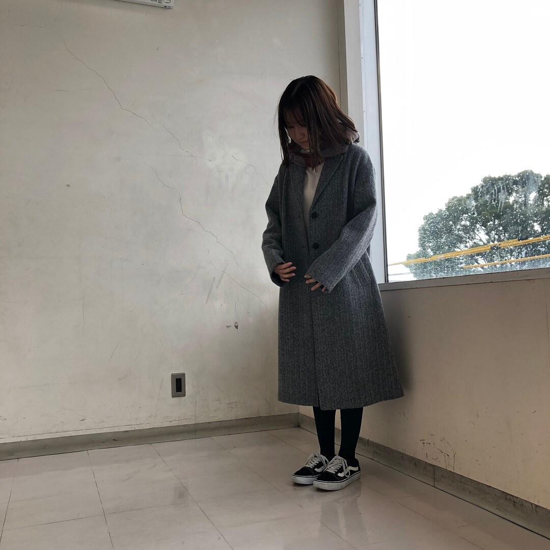 女性スタッフがコートを着た写真