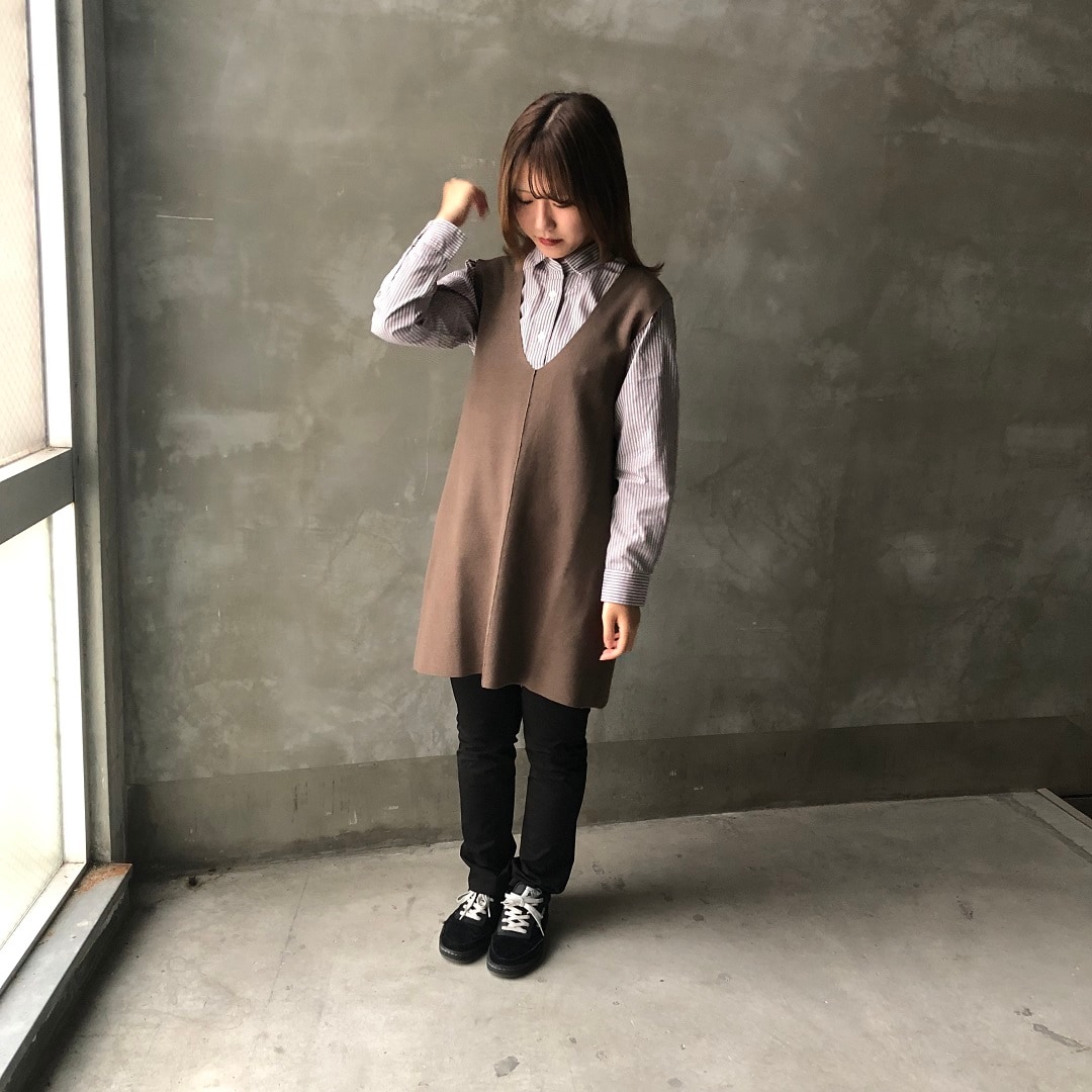 ベストを着た女性の写真