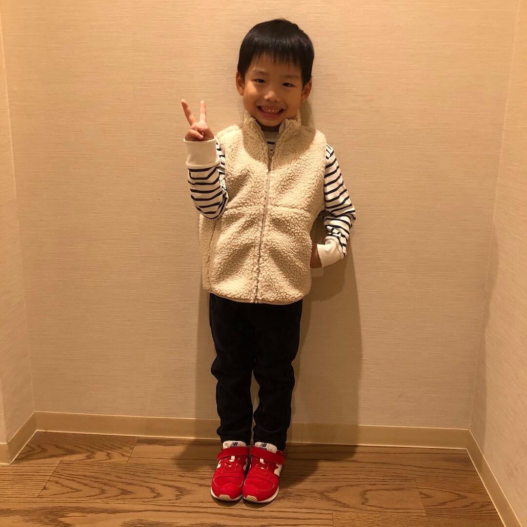 ボアベストを着た子どもの写真