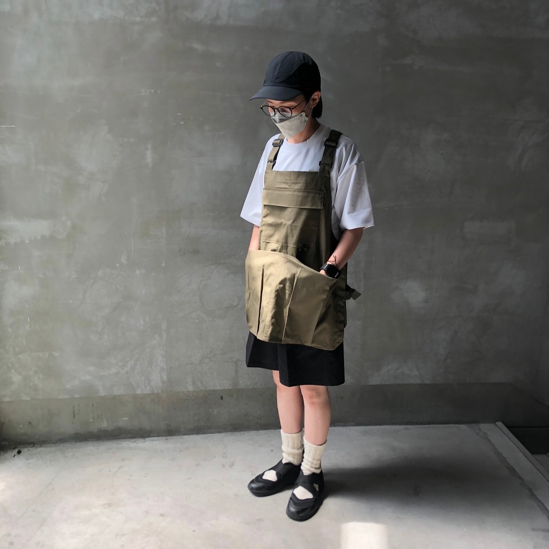 エプロンを着用した女性スタッフの正面の写真
