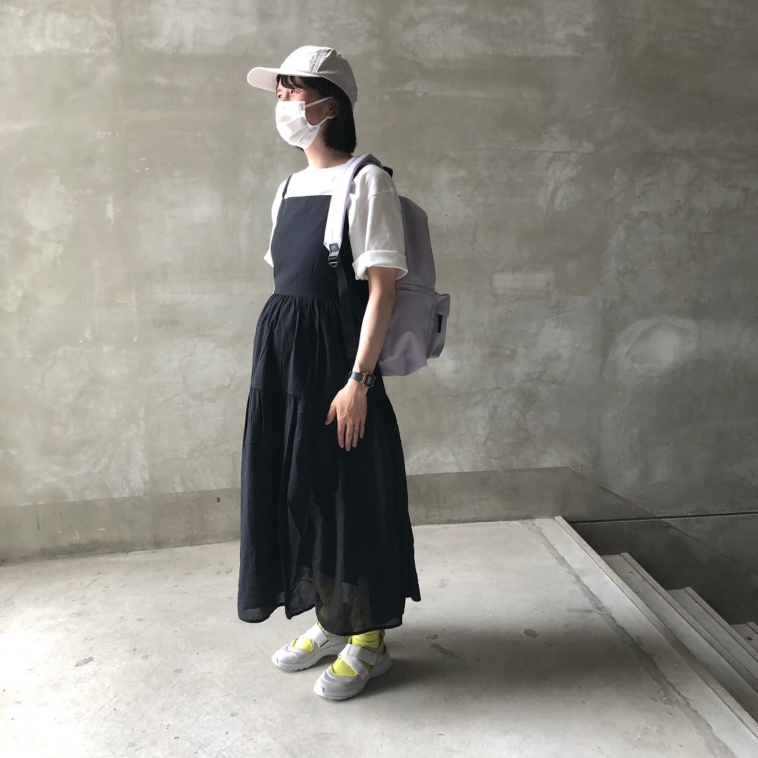 ワンピースを着用した女性スタッフ