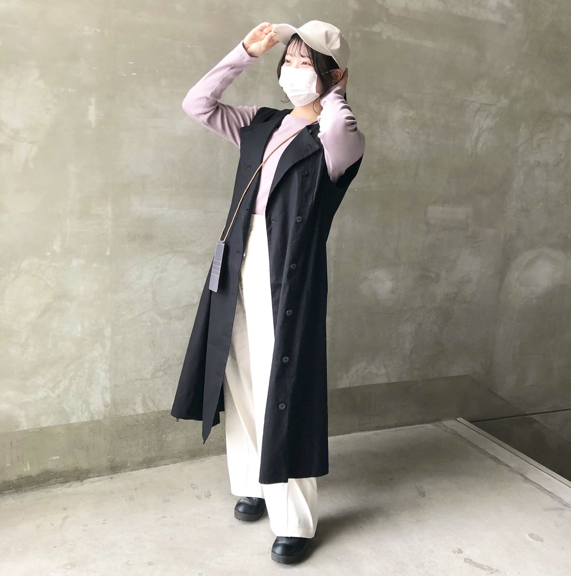 ジレワンピースを着た女性スタッフ