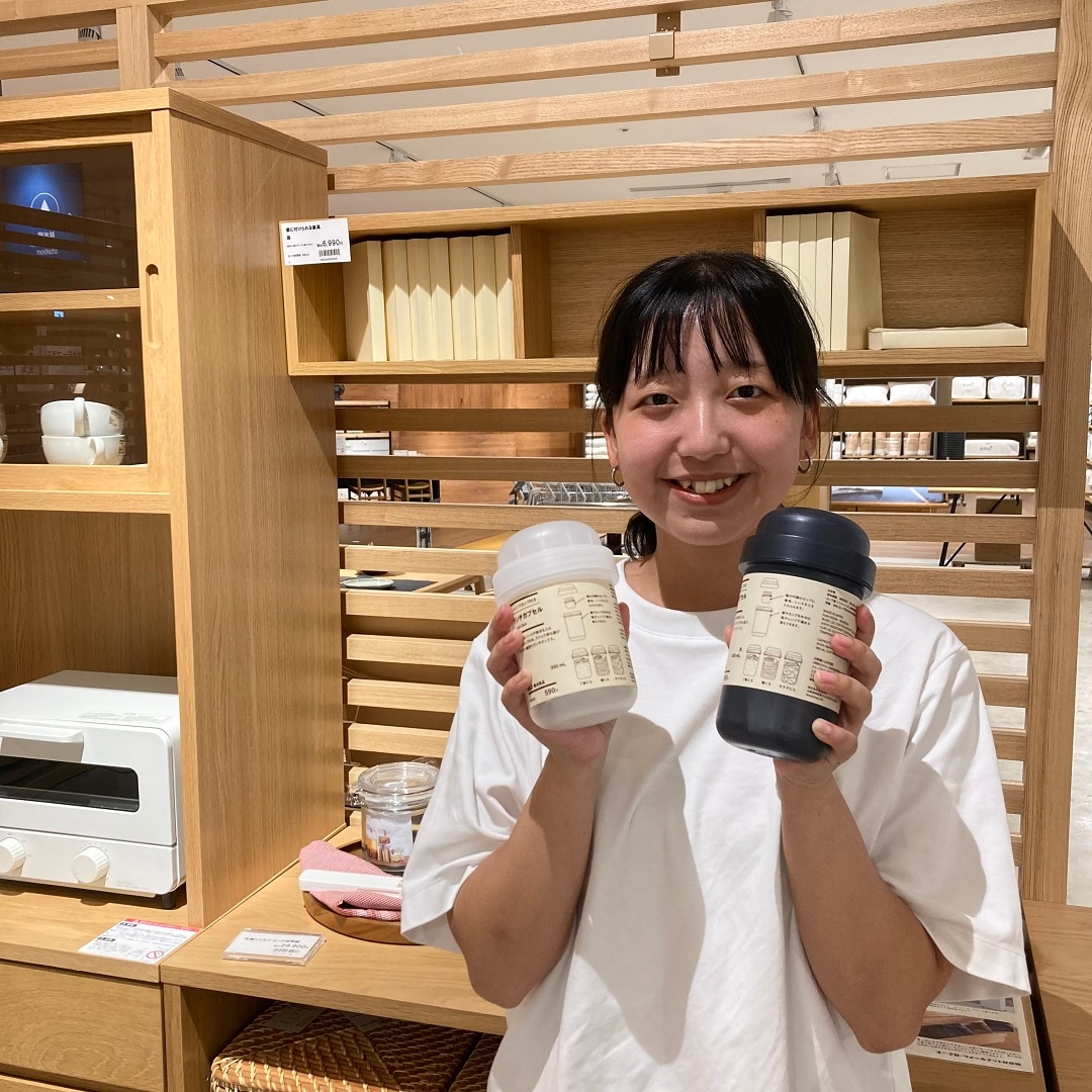 ランチカプセルを持ったスタッフの写真