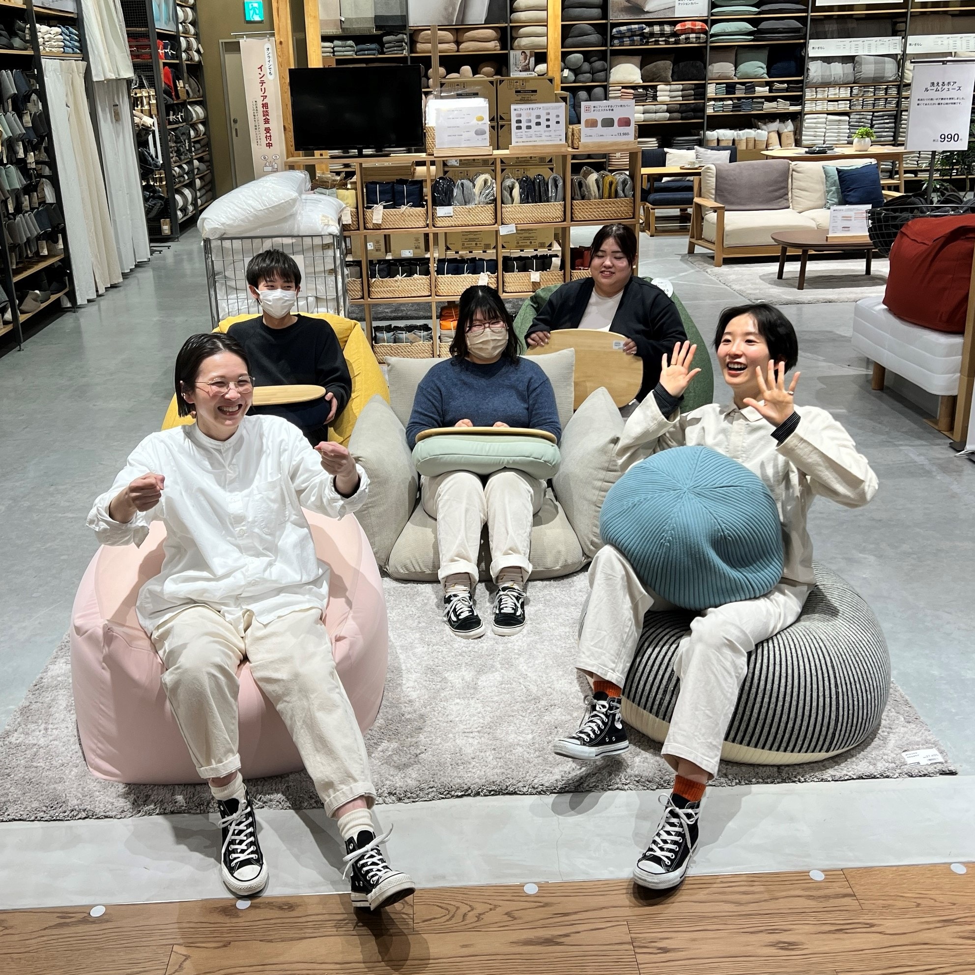 スタッフとソファ