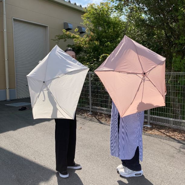 傘を開いて立っている写真
