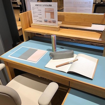 【旭川花咲】優しい色味の木製デスク |  リノリウム天板