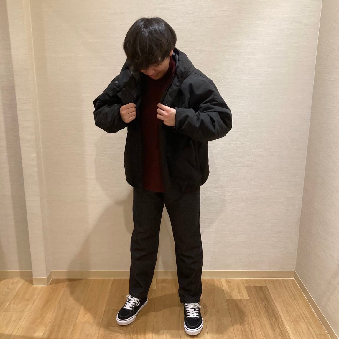 タートルネックセーター、フードジャケット、イージーパンツ