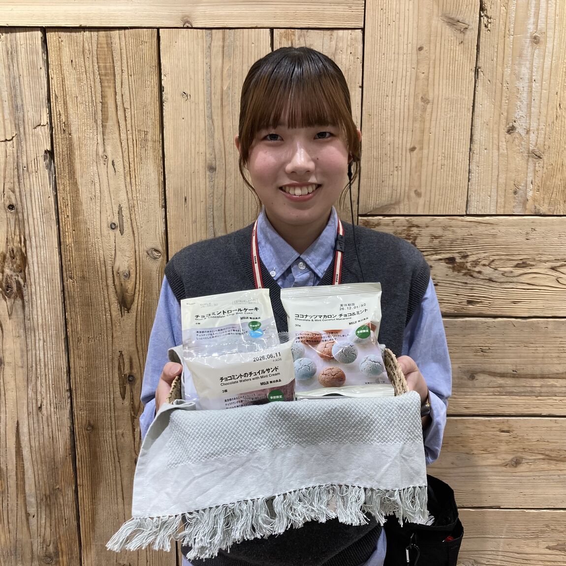 チョコミントロールケーキ　ココナッツマカロン　チョコミントのチュイルサンド