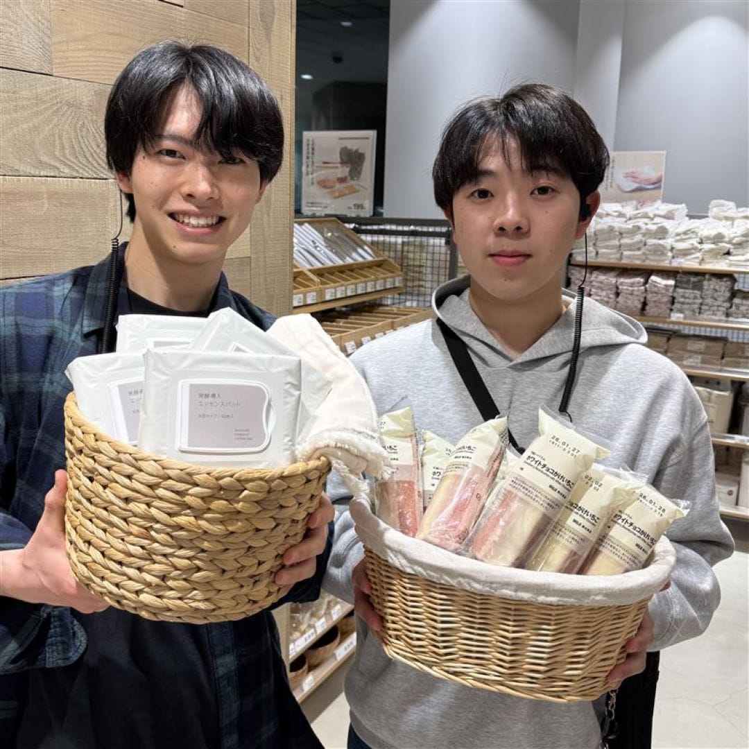 商品を手にしたスタッフの画像