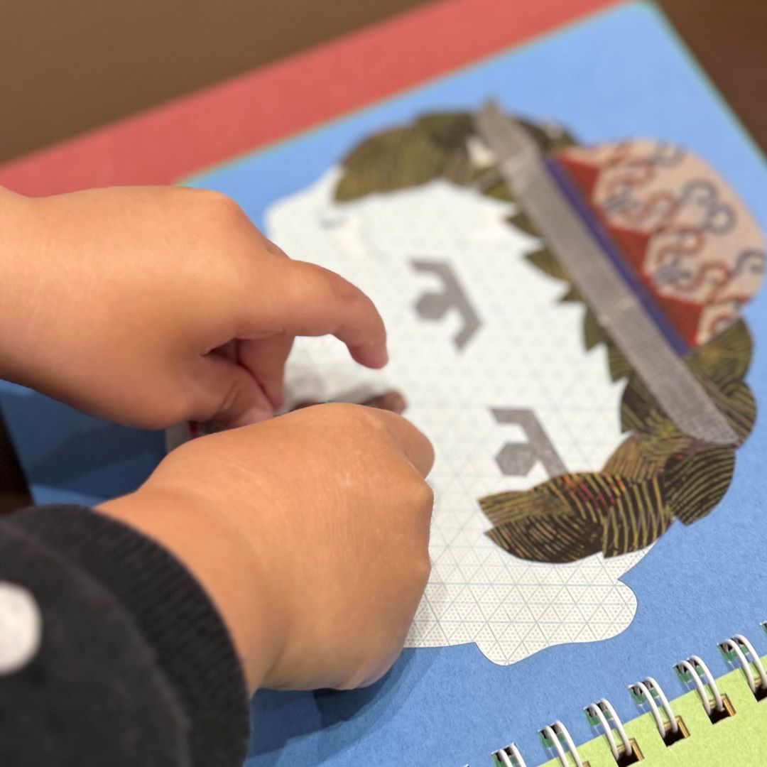 かおノートと子どもの手の画像