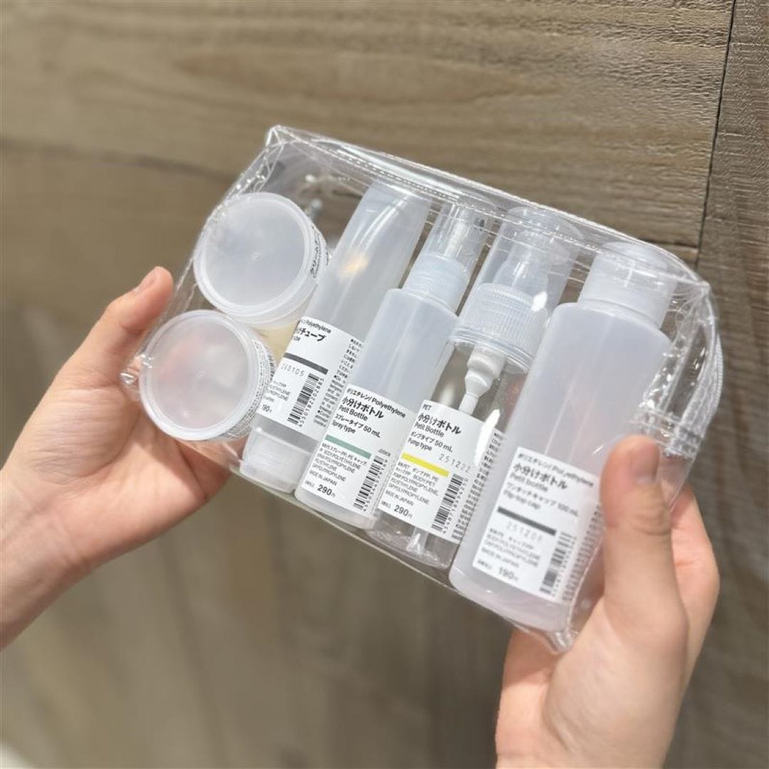 小分けボトルが入ったポーチの画像