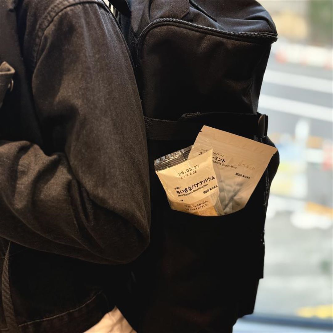 リュックのポケットに入れたお菓子の画像