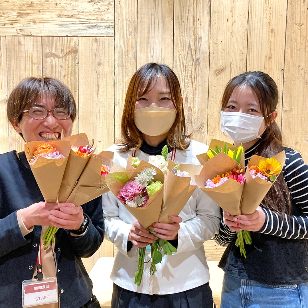 【マルエイガレリア】週末にお花を販売しています