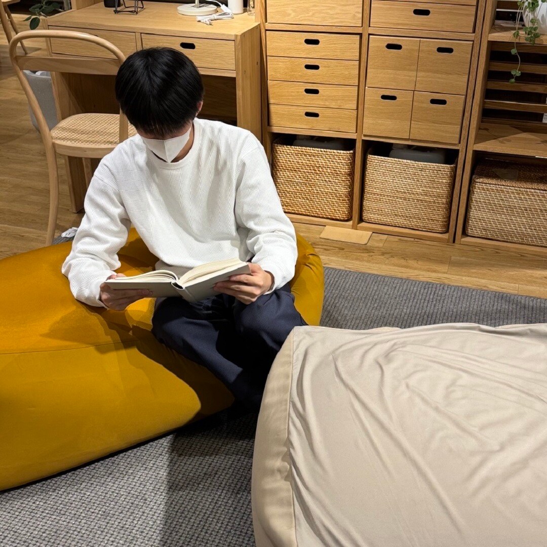 【マルエイガレリア】体にフィットするソファお手頃価格でお買い求め頂けます。