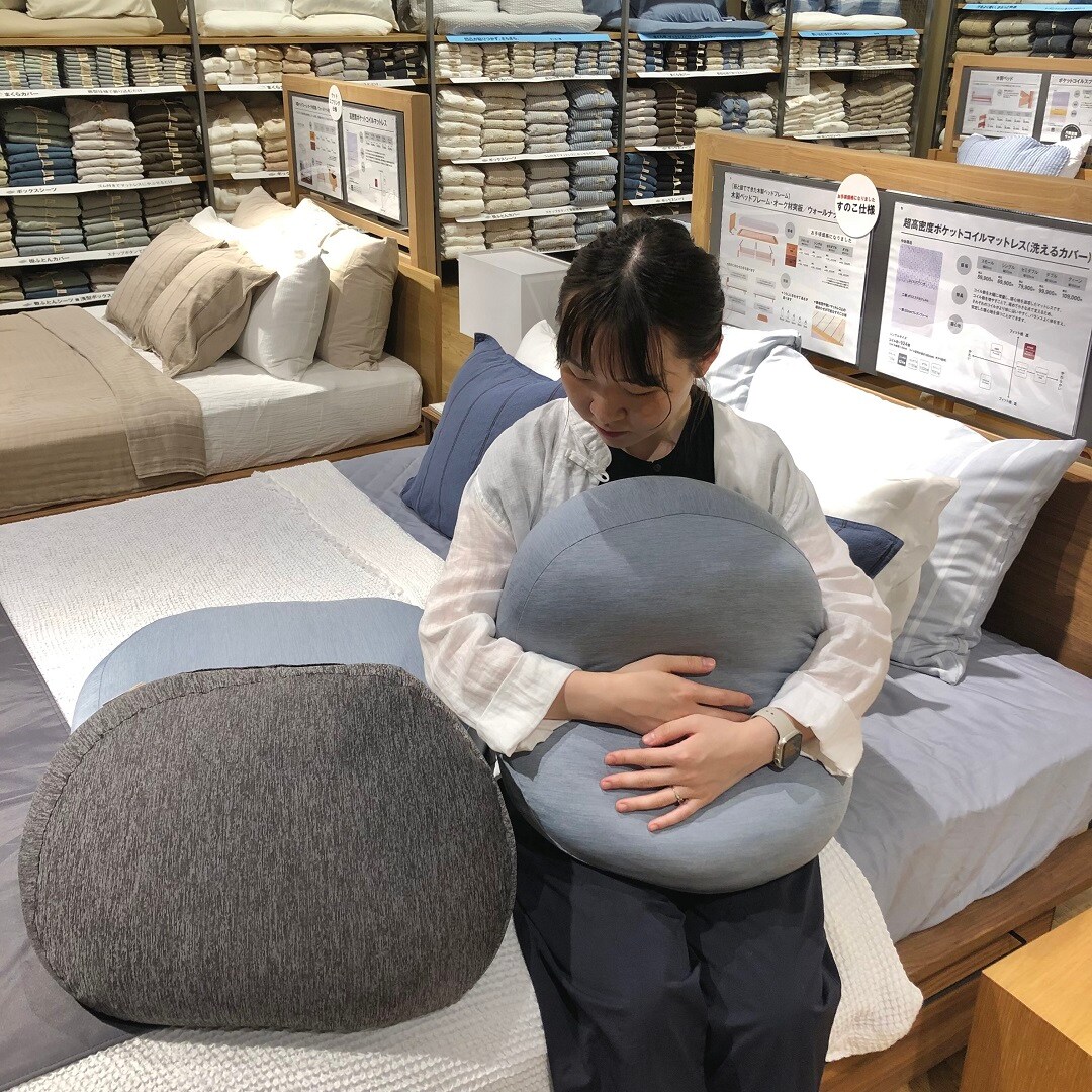 マルエイガレリア】夏におすすめひんやりもちもちクッション｜スタッフ