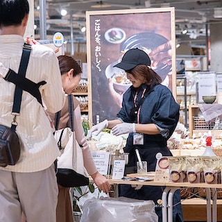 【アルパーク】10月15日 諸国良品うまいもの試食会｜美山牛乳とマスカルポーネのコーンポタージュ