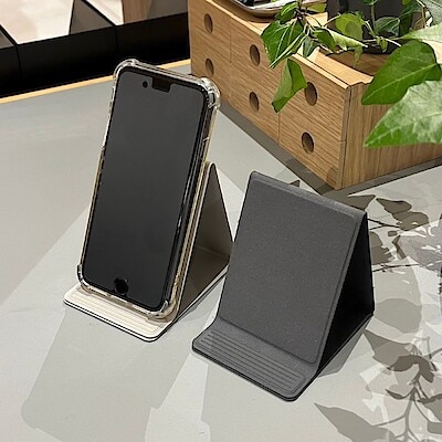 【アルパーク】新発売｜便利でスリムな『折りたためるスマホスタンド』が発売されました。