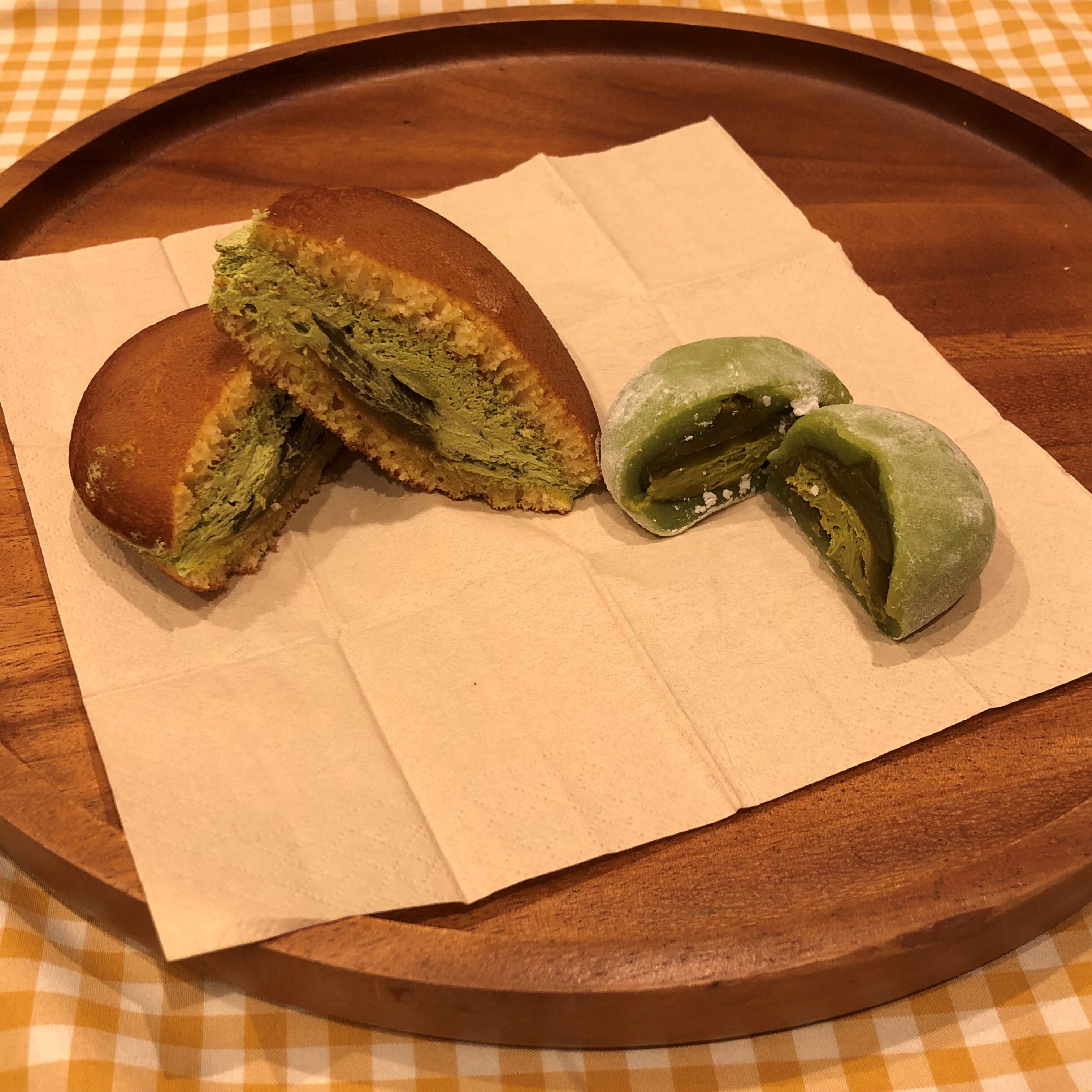 抹茶の生どらと大福の写真