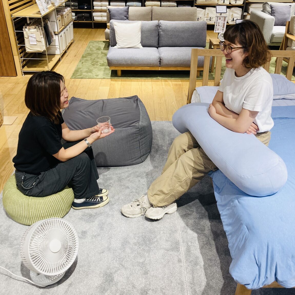 2人のスタッフか向かい合って笑っている