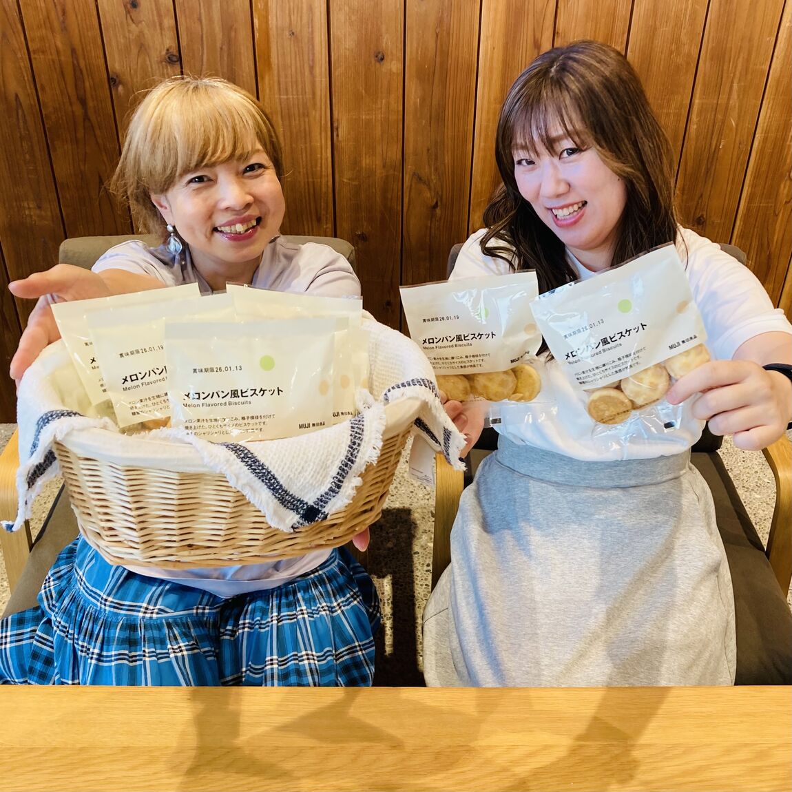 スタッフ2人笑顔で商品を持っている写真