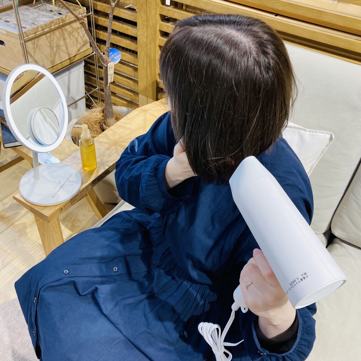 スタッフがドライヤーで髪を乾かしている
