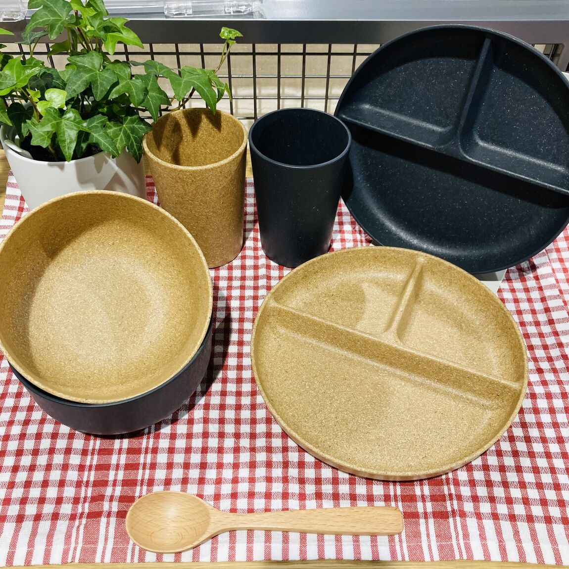 ヤシの端材を使った食器