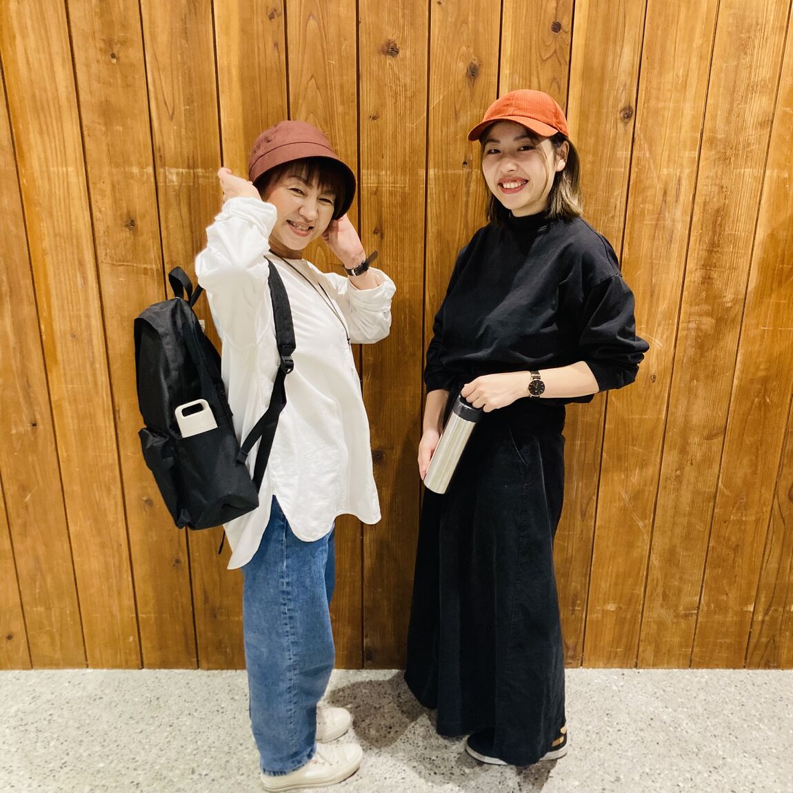 スタッフ2人が笑いあってる