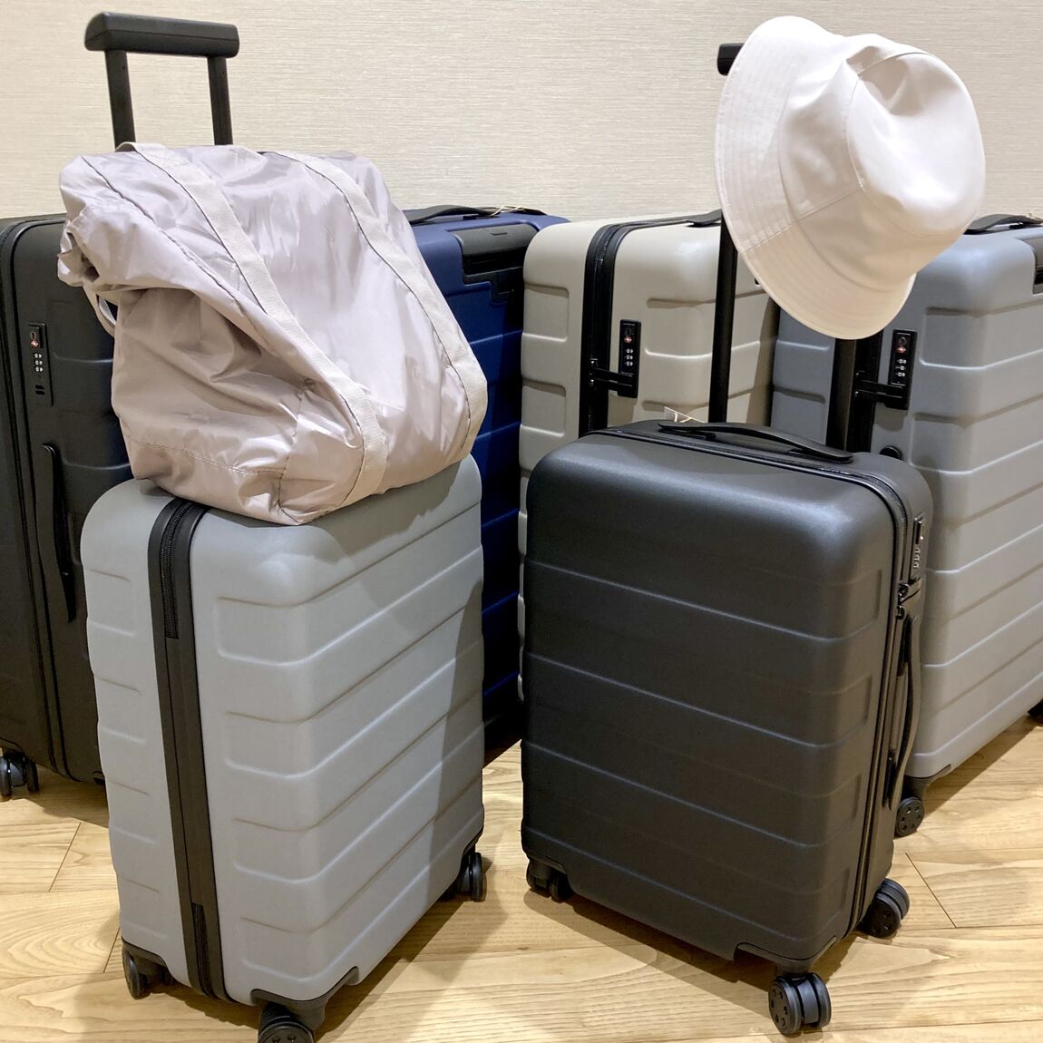 【燕】バーを自由に調節できる　ハードキャリーケース(75/36Ｌ)が並んでいる