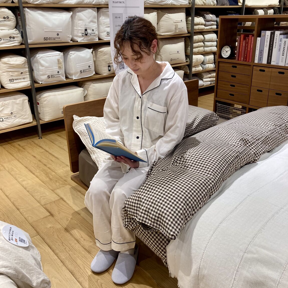 ベッドに座っているスタッフ