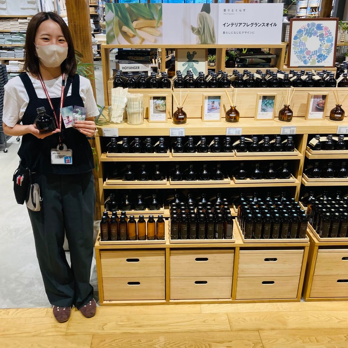 フレグランスオイル売場とスタッフ