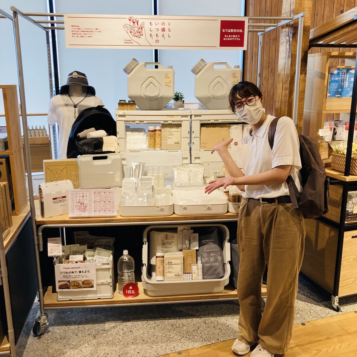 防災グッズの売り場にてスタッフが笑ってる