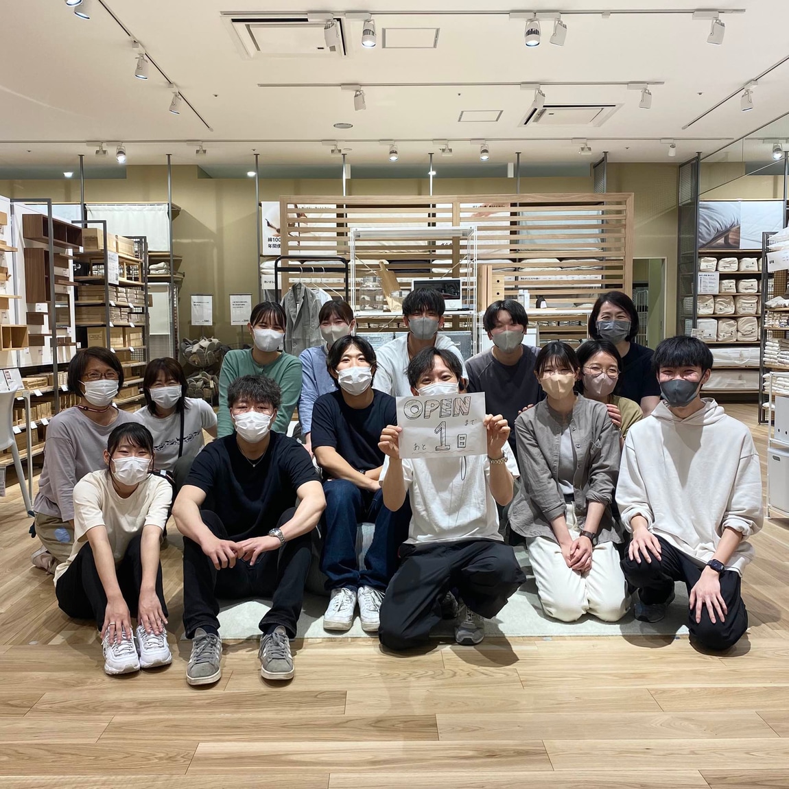 スタッフの集合写真